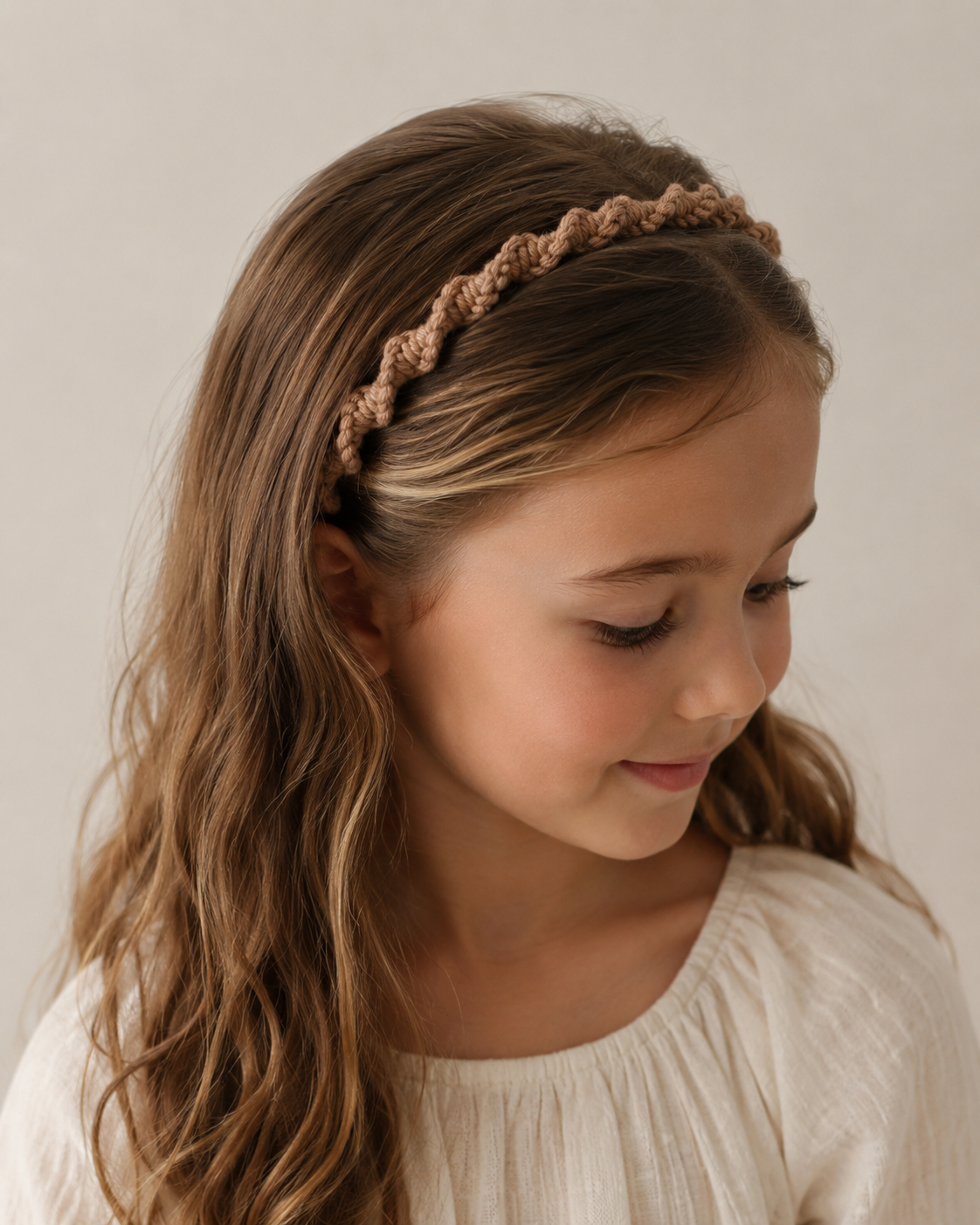 Diadema camel fina de macramé para niña en peinado infantil
