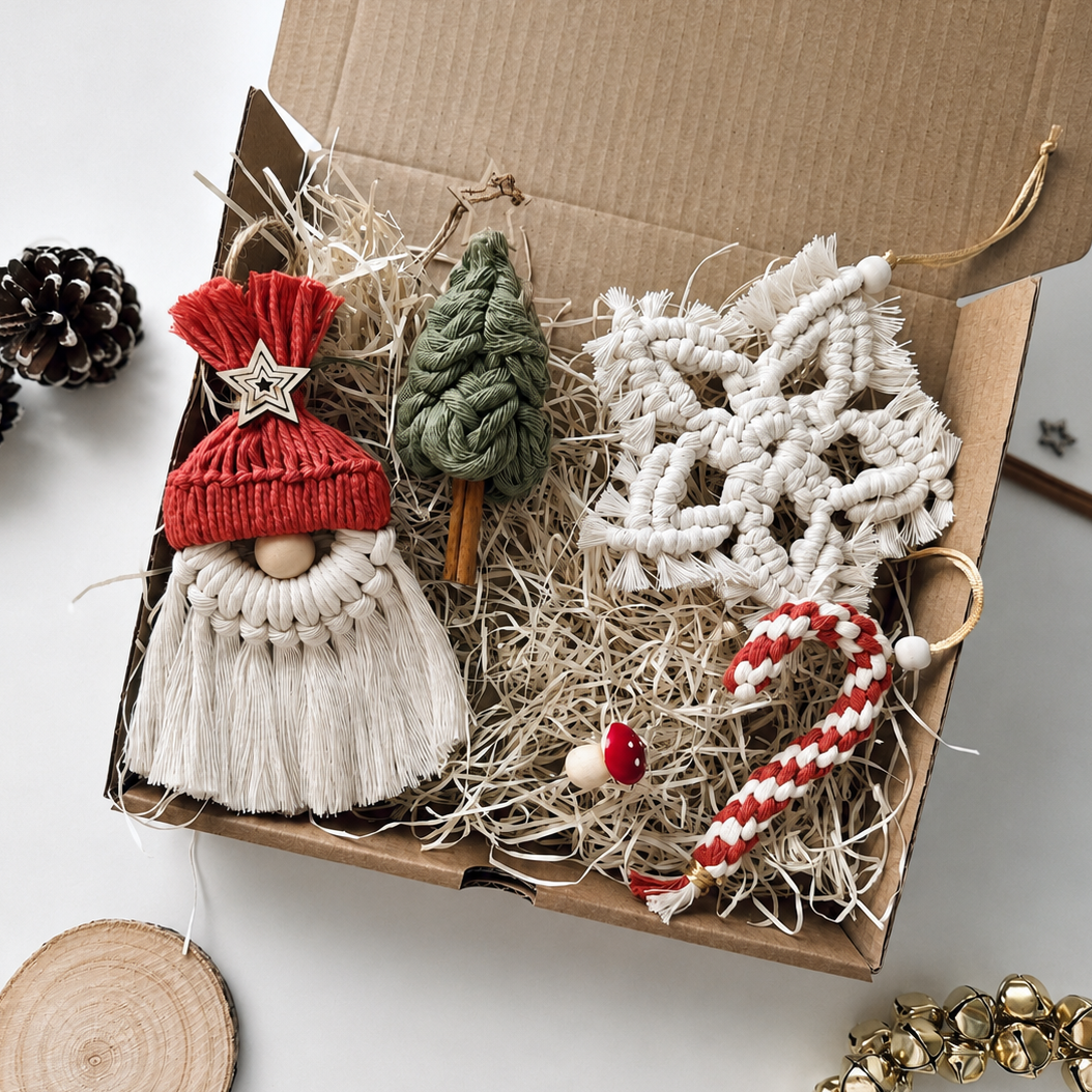 Pack de adornos navideños de macramé en caja regalo terracota y verde
