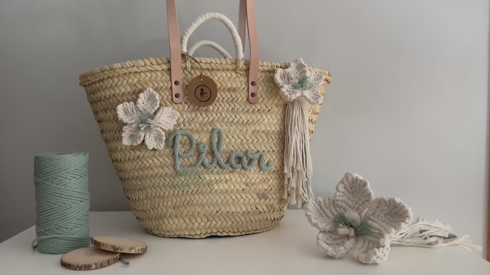 capazo_playa_personalizado_nombre_crochet_y_flores_de_macrame_regalo_personalizado