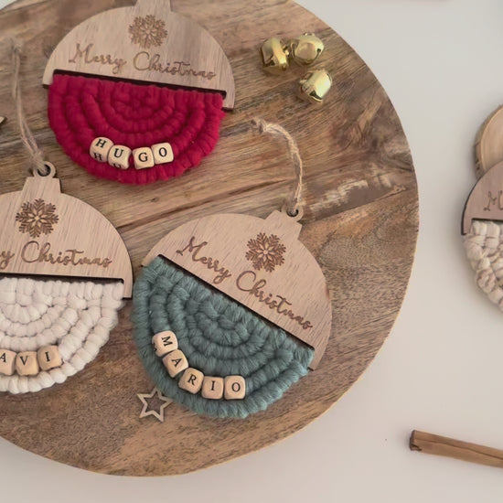 adorno de navidad personalizado bola de madera e hilo macramé. Regalo perfecto familia Navidad