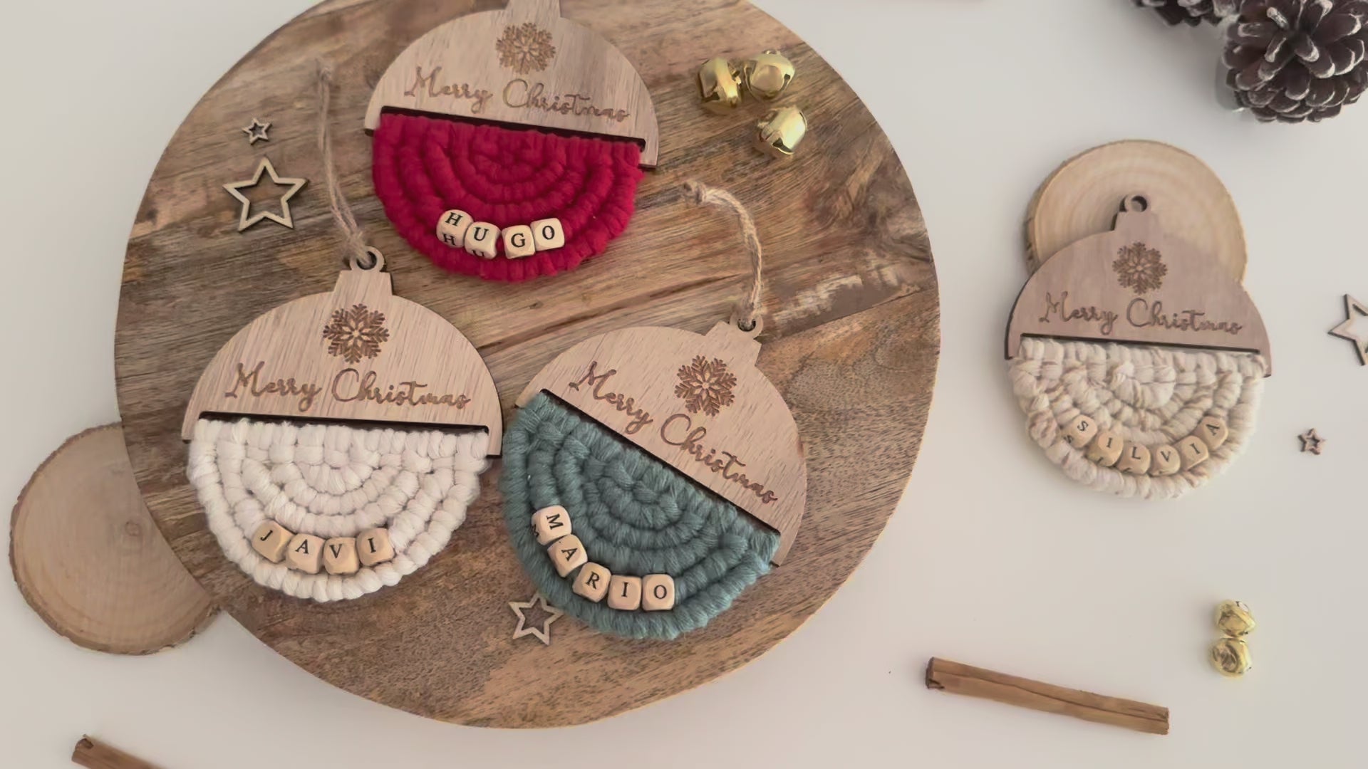 adorno de navidad personalizado bola de madera e hilo macramé. Regalo perfecto familia Navidad