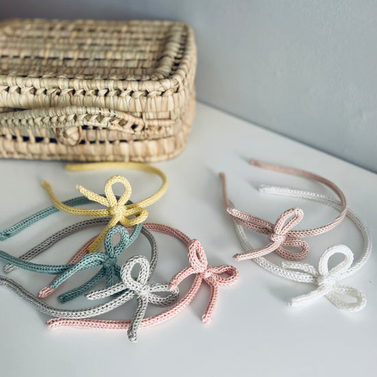 Diademas de tricotín con lacito 