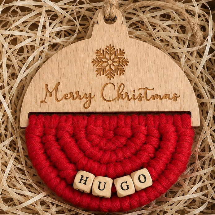 Detalle de bola navideña personalizada de madera y macramé