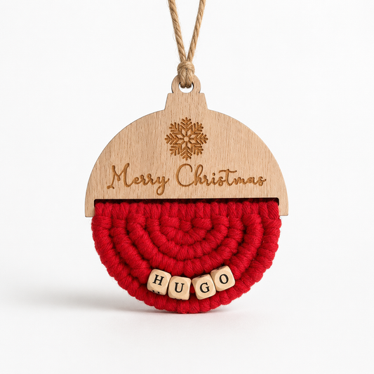 Bola de Navidad personalizada con nombre en madera y macramé
