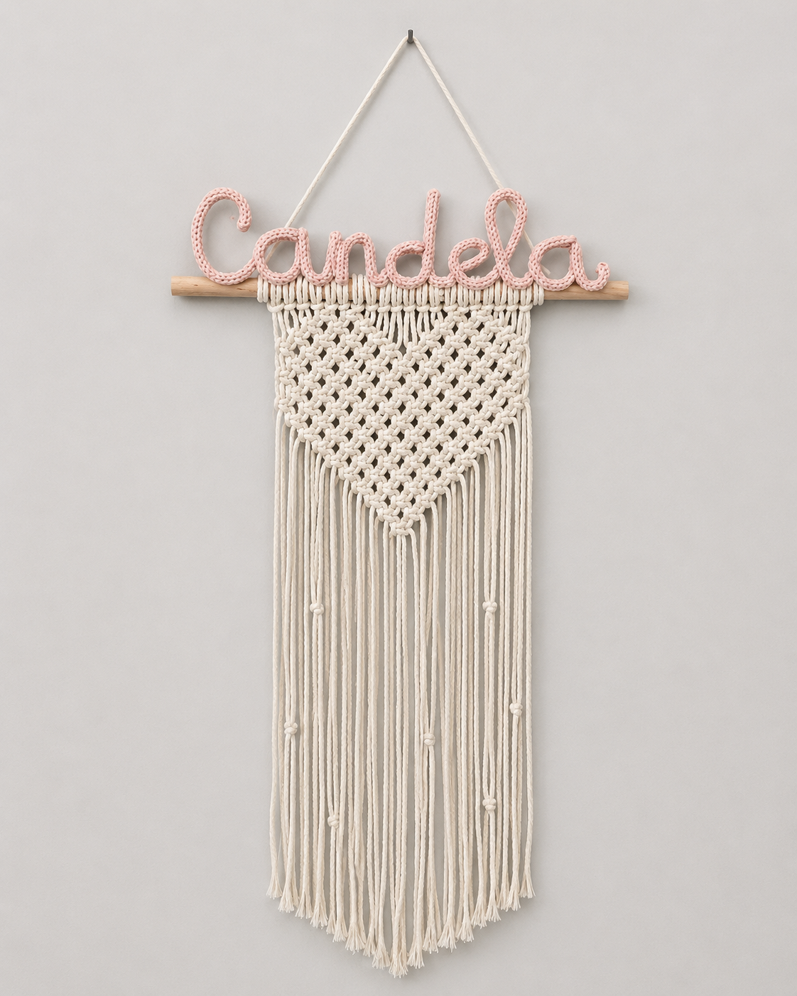 Tapiz infantil de macramé con corazón y nombre personalizado Candela