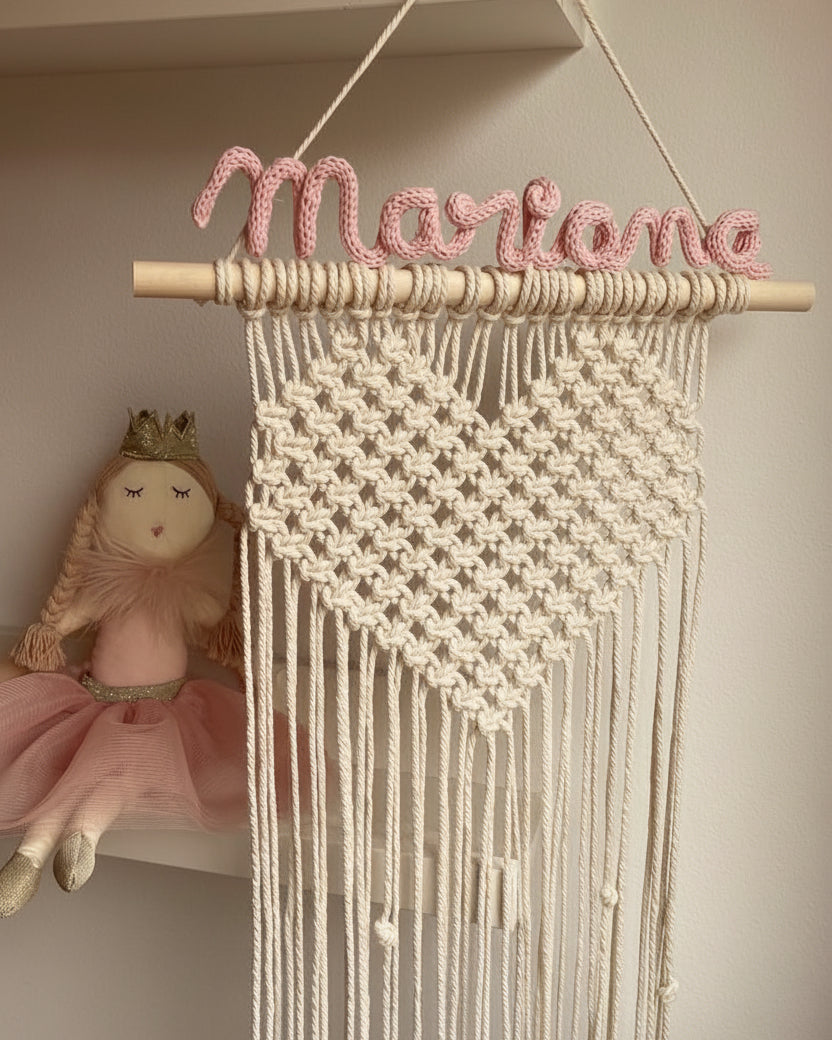 Tapiz de macramé con corazón y nombre personalizado en habitación infantil