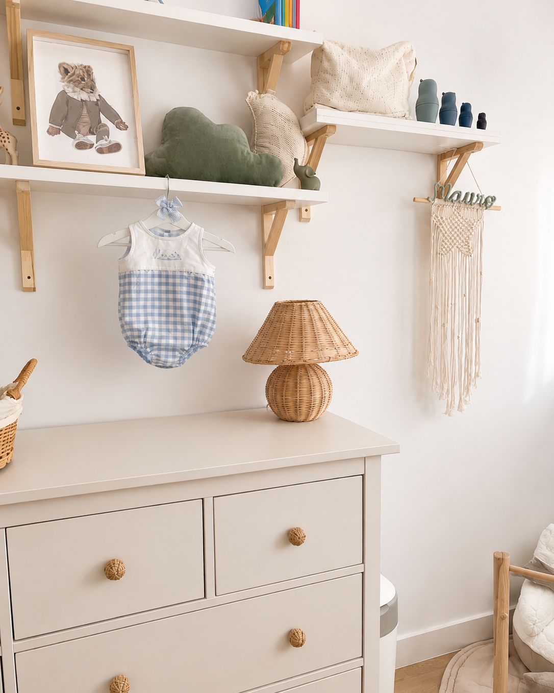 apiz de macramé con estrella decorando una habitación infantil