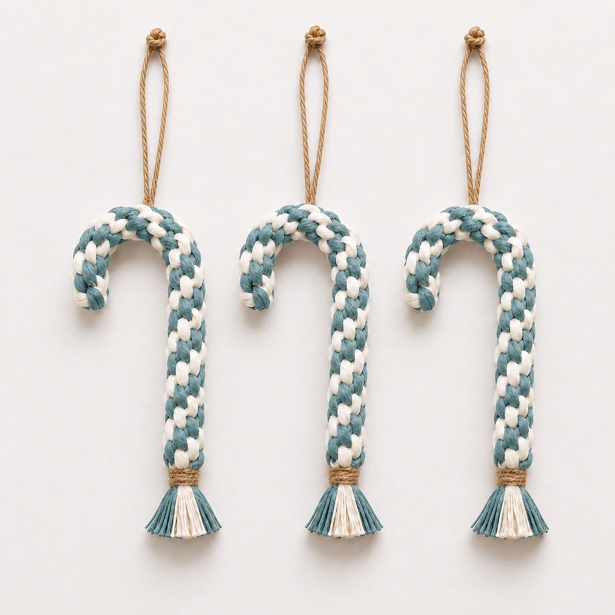 Bastones de Navidad de macramé verde salvia y blanco natural